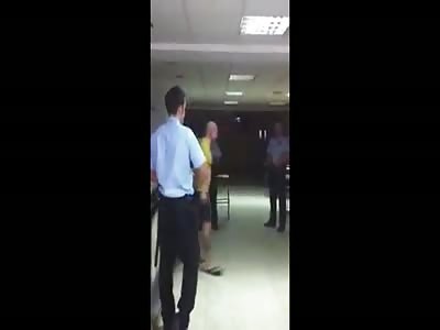 Drunk guy hits self and blames cops. (Spain)