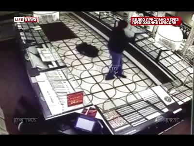 Robber Shot Dead by Store Owner Right Before Leaving