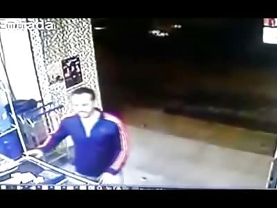 Store Owner Reacts to Thieves, Beats Their Asses