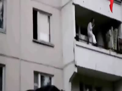 Witnesses cheer madman to suicide