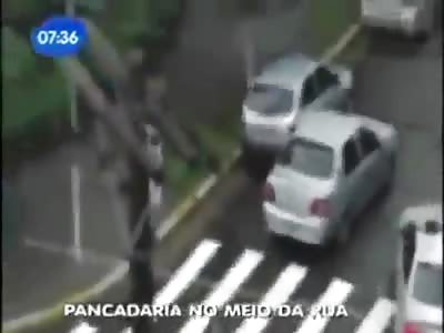 Badass guy in a suit vs. 3 GUYS - in a vicious Brazilian Road Rage