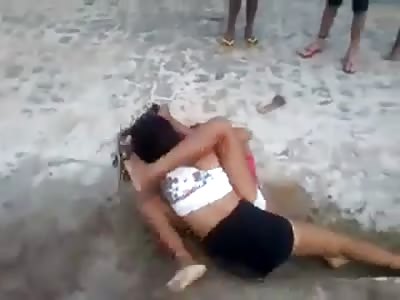 2 Brazilian teenagers CATFIGHT over a boy