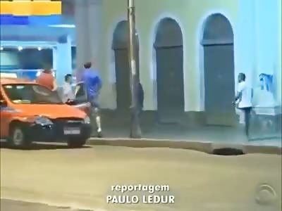 *BRAZIL* *AMAZING KICK* Thug surrounded by Vigilante Taxi Drivers and KNOCKED THE F* OUT!! 