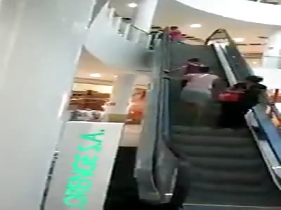 *Brazil* Dumb ladies try to walk up on escalator, by the DOWN escalator LOLOL