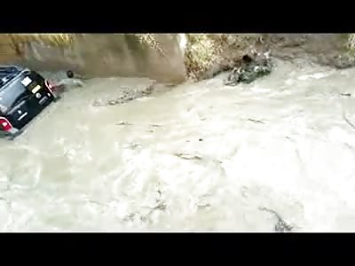 two soldiers are washed away while trying to save a car from a colonelin Bolivia