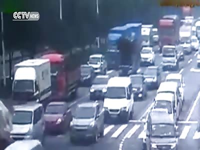 TERRIFYING MOMENT: TRUCK'S SUDDEN STOP CAUSES BAMBOO TO PIERCE CAR