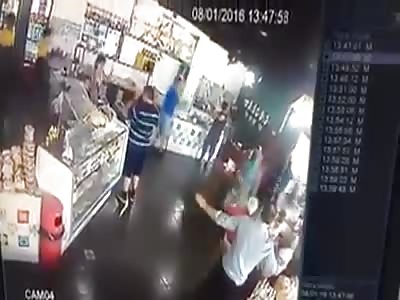 BURGLAR IS DEAD DURING ROBBERY IN A CONVENIENCE STORE