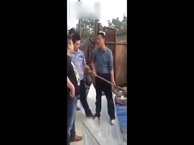 WOW!!! CHINESE MAN BREAKS SHOVEL ON ANOTHER MAN'S HEAD!