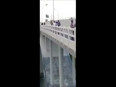 SHORT VIDEO OF MAN JUMPING TO HIS DEATH FROM THE BRIDGE