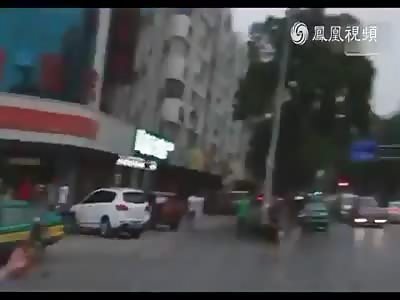 PASSERS BRAVE ATTEMPT TO STOP A DRIVER WHO KILLED A PERSON