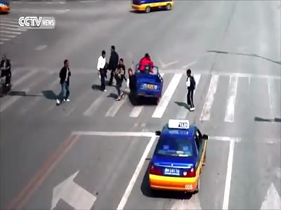 WHAT?!? DRIVER CHASES HIS TRICYCLE AFTER RUN OVER A MAN AND BEING RUN OVER TOO