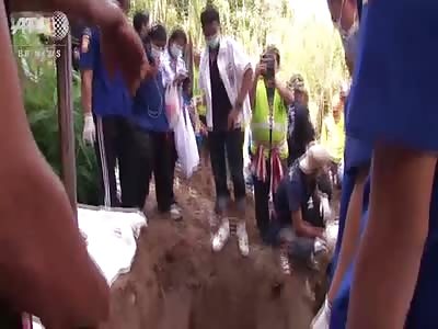 THAI FORENSICS EXHUME SKELETONS FROM MIGRANT MASS GRAVE