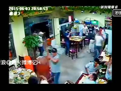 MAN IS BEATEN IN A BAR AND DRAGGED TO THE STREET