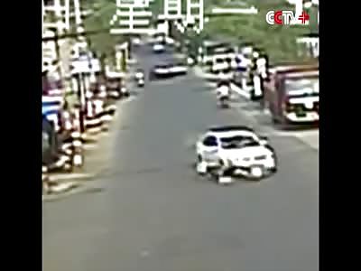 SCOOTER RIDER RUN OVER BY CAR GOT RESCUED BY PASSERS-BY IN SHANGHAI