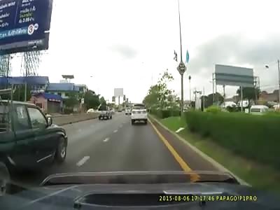 BIKER SUFFERS ACCIDENT ON A LANE AND IS RUN OVER IN ANOTHER 