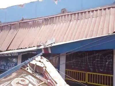 WOMAN DIES WHEN FACADE STORE FELL DURING STORM