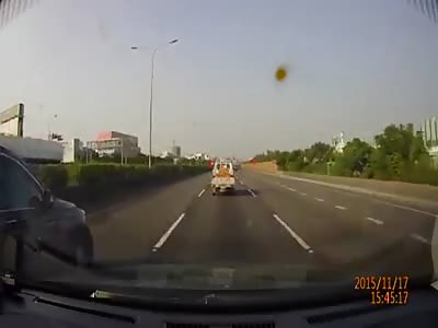 VAN LOSES CONTROL AND OVERTURNED IN THE MIDDLE OF THE ROAD