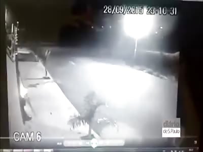 SMART DRIVER DID AN ACTION TO SCARE OFF THE ROBBERS