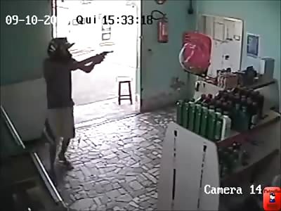 THIEF GETS VERY NERVOUS ON ASSAULT AND SHOOTS ATTENDANT