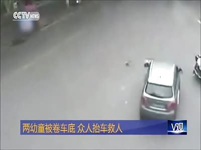 ACCIDENT IN CHINA: CROWD LIFTS CAR TO SAVE GIRLS TRAPPED UNDERNEATH