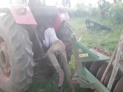 TRACTOR OPERATOR WITH HEAD CRUSHED IN THE GEARS