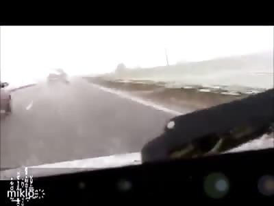 impactante rayo cae en auto carretera 