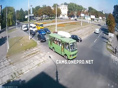 (BRUTAL) Cyclist crushed to death by a bus 