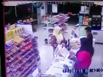 A woman fights robber armed with machete