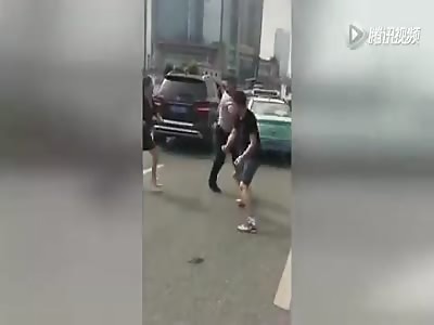  Taxi driver fights Mercedes couple
