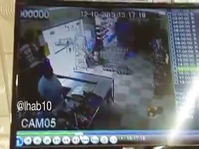 Car crashes into store 