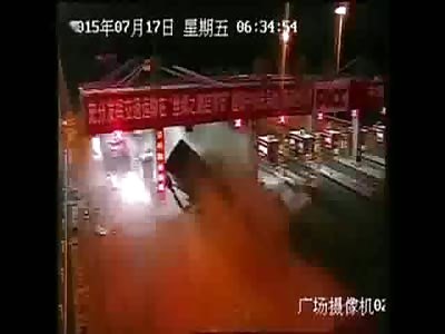 Truck carrying Watermelons Smashes into Toll Booth in China 