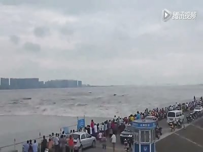 Huge Wave Swept Away Several Vehicles and People in Hangzhou 
