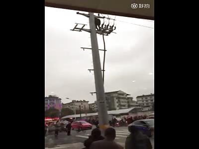 Man hit by electric shcoks on Pole. 