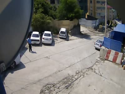 Lucky driver narrowly avoids being crushed by big truck.