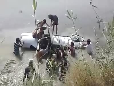 Car falls into pond and kill the five occupants