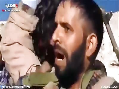 Iraqi fighter brought the head of ISIS member