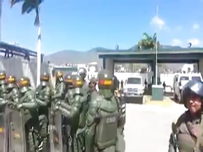INCREDIBLE - Venezuelan National Guard watches as the bad guys shoot