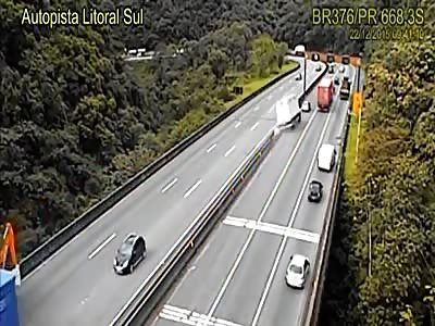 Truck Loses Brake and Crashes into Other Vehicles on the Highway in Bizarre Accident