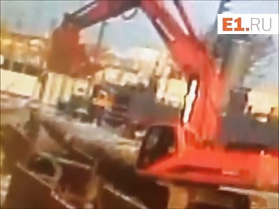 Mechanical Bucket Crashes Onto the Head of a Worker 