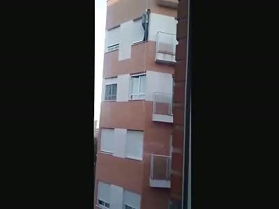 Ecuatorian Elderly Spiderman Falls from 4th Floor to his Death 