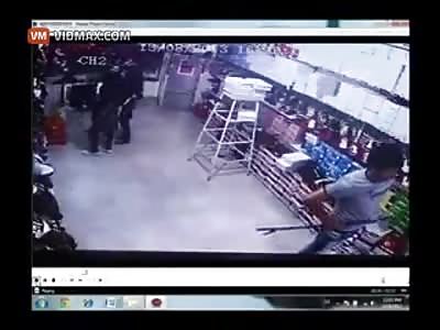 Man's jugular gets slashed by machete wielding thug.