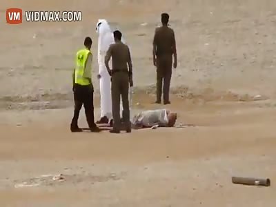 Saudi beheads a man with a sharp sword with a single swipe